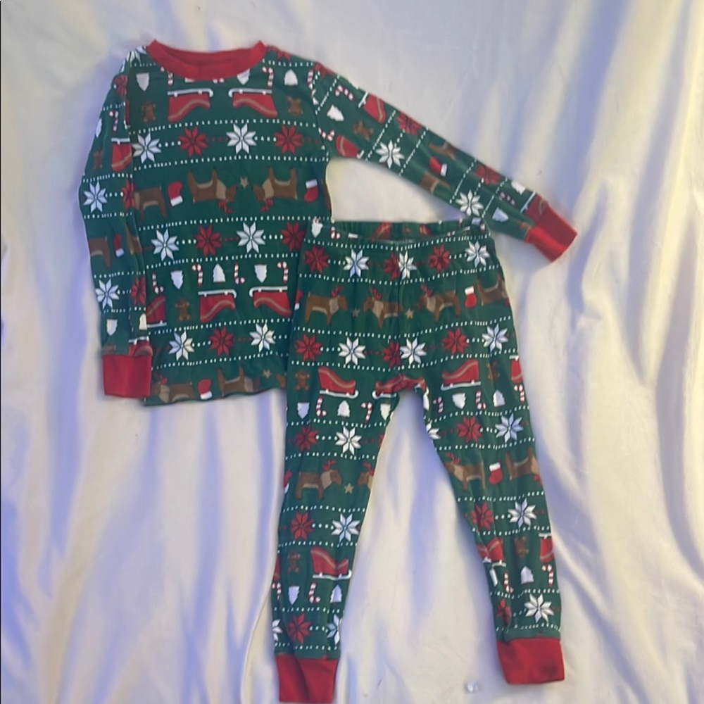 ⭐️Carter's Green and Red Holiday Pajama Set